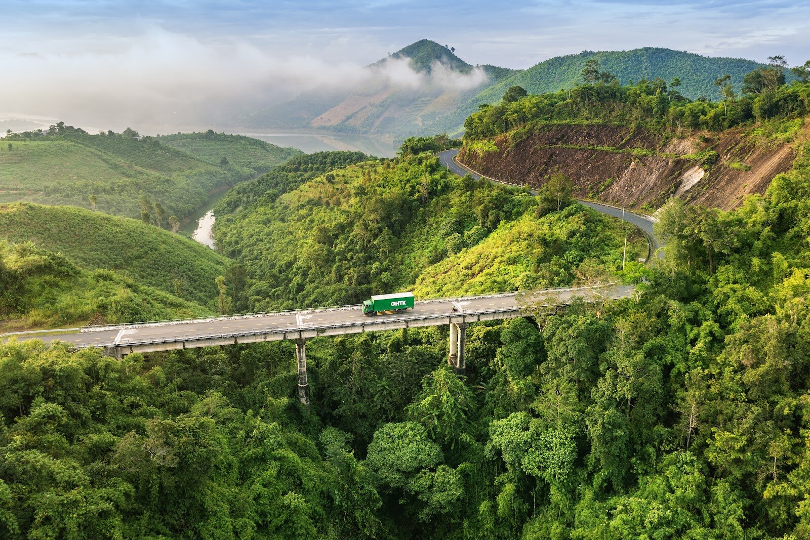 Phân phối hàng FMCG dịp Tết: Chinh phục khách hàng bằng sự tiện lợi & chất lượng
