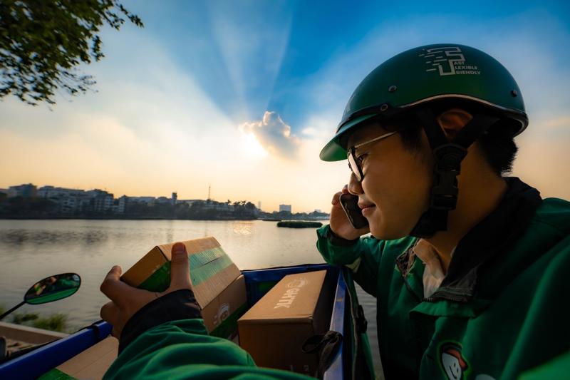 Chuyển phát nhanh là gì? Hướng dẫn quy trình chi tiết cho người lần đầu gửi hàng