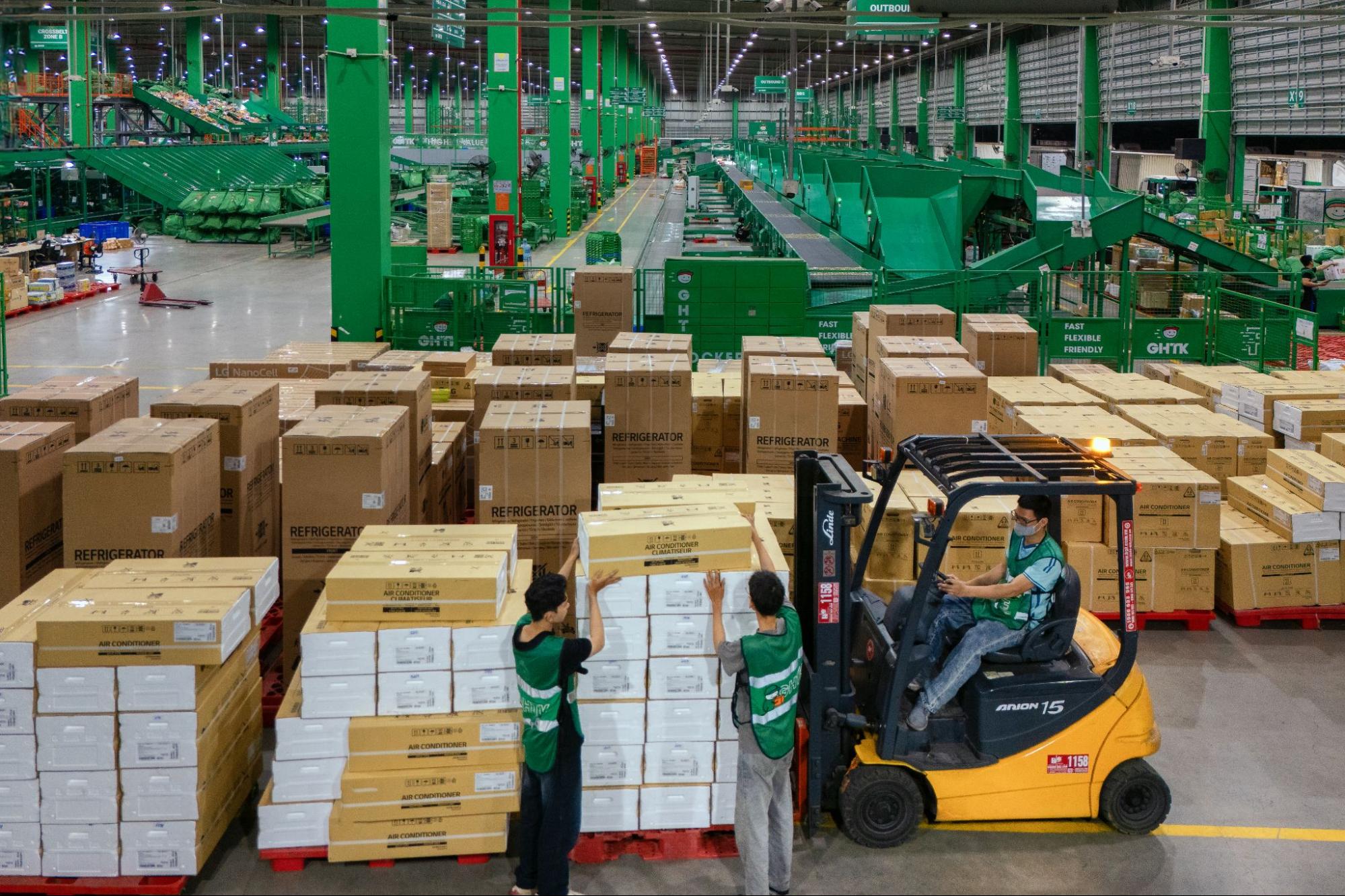 Hàng lô là gì? Giải pháp gửi hàng sỉ, số lượng lớn tối ưu cho chủ shop