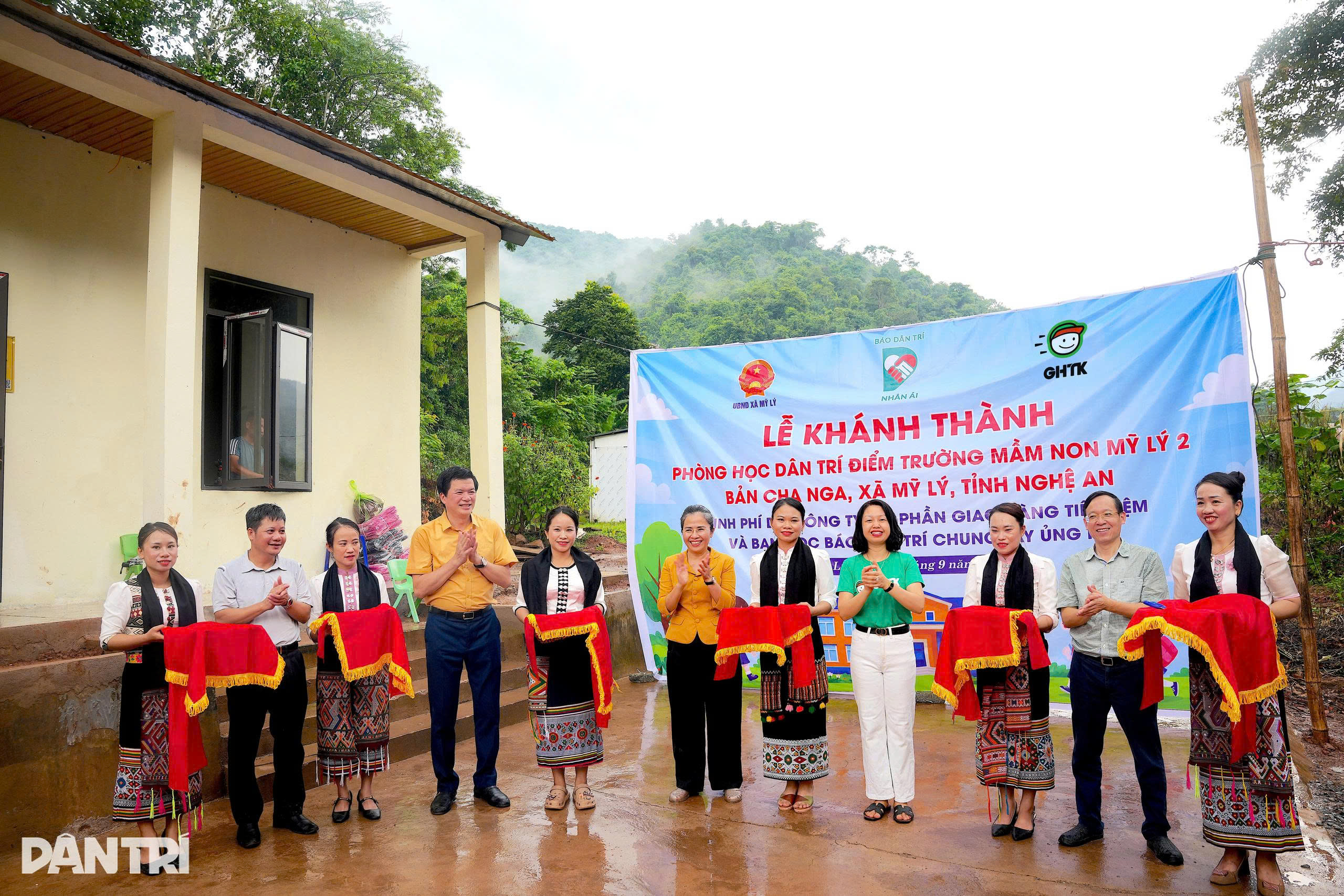 Vượt suối, băng rừng dựng trường tặng trẻ em nơi biên giới Việt - Lào