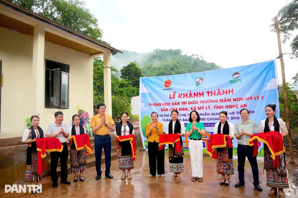 Vượt suối, băng rừng dựng trường tặng trẻ em nơi biên giới Việt - Lào