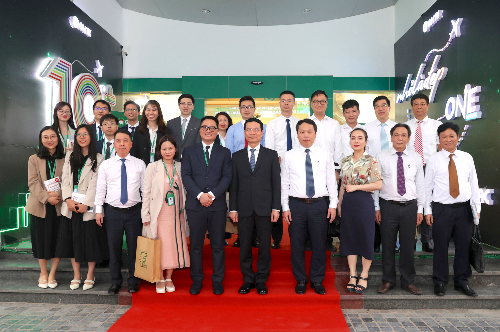 GHTK vinh dự đón tiếp Bộ trưởng Bộ Thông tin và Truyền thông Nguyễn Mạnh Hùng cùng đoàn công tác