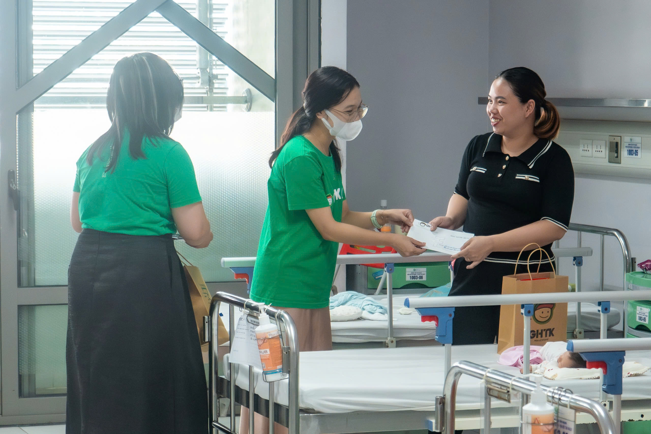 Quỹ GHTK Care Kid đồng hành mang trung thu đến các em nhỏ trung tâm tim mạch tại Bệnh viện Nhi TW