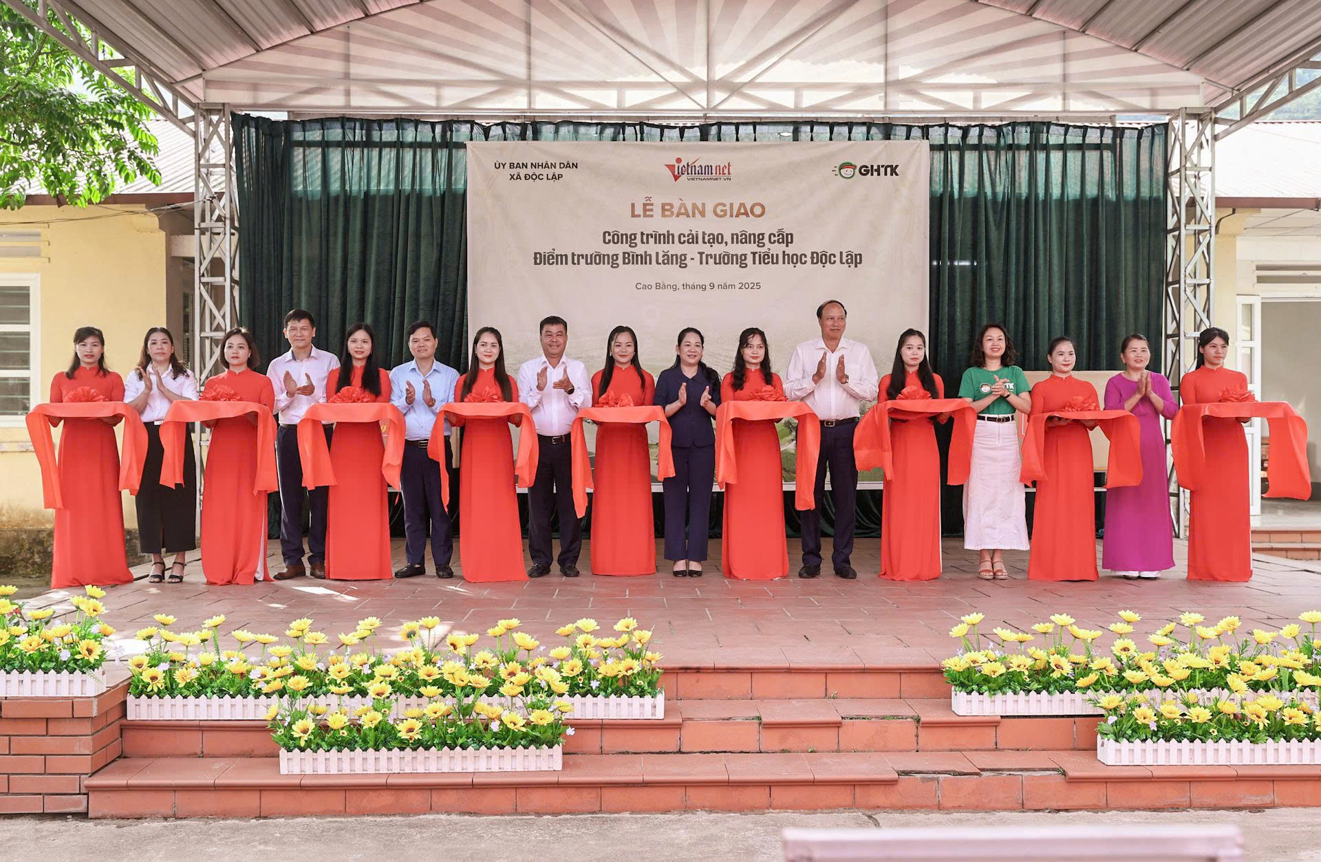 Báo VietNamNet và GHTK bàn giao công trình điểm trường ở Cao Bằng